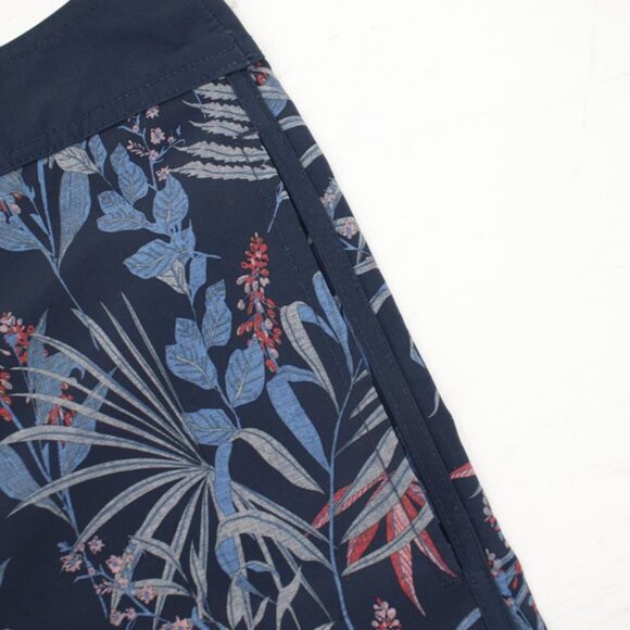 Travis mathew shorts Men's 34 8.5" Cool As A Coconut Boardshorts floral pockets - Picture 9 of 14